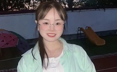 帅哥摸舔美女全身视频